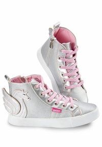 Srebrne sneakersy za kostkę z teksturowanej skóry, z różowymi sznurówkami i wyściółką. Posiadają wzór jednorożca z boku oraz zamek błyskawiczny.