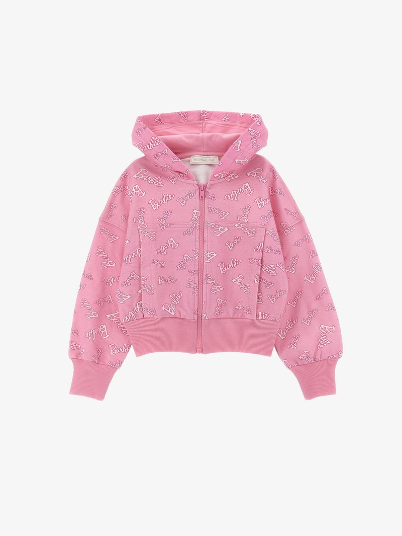 Rosa zip-up hettegenser med et gjentatt "Barbie"-logo i hvitt, med en myk tekstur og ribbede mansjetter og nederkant. Inkluderer justerbar hette.