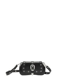 Schwarze Ledertasche mit einem umklappbaren Deckel, silbernen Beschlägen, runden Metallelementen und einem abnehmbaren Tragegurt; rechteckige Form mit strukturiertem Finish.