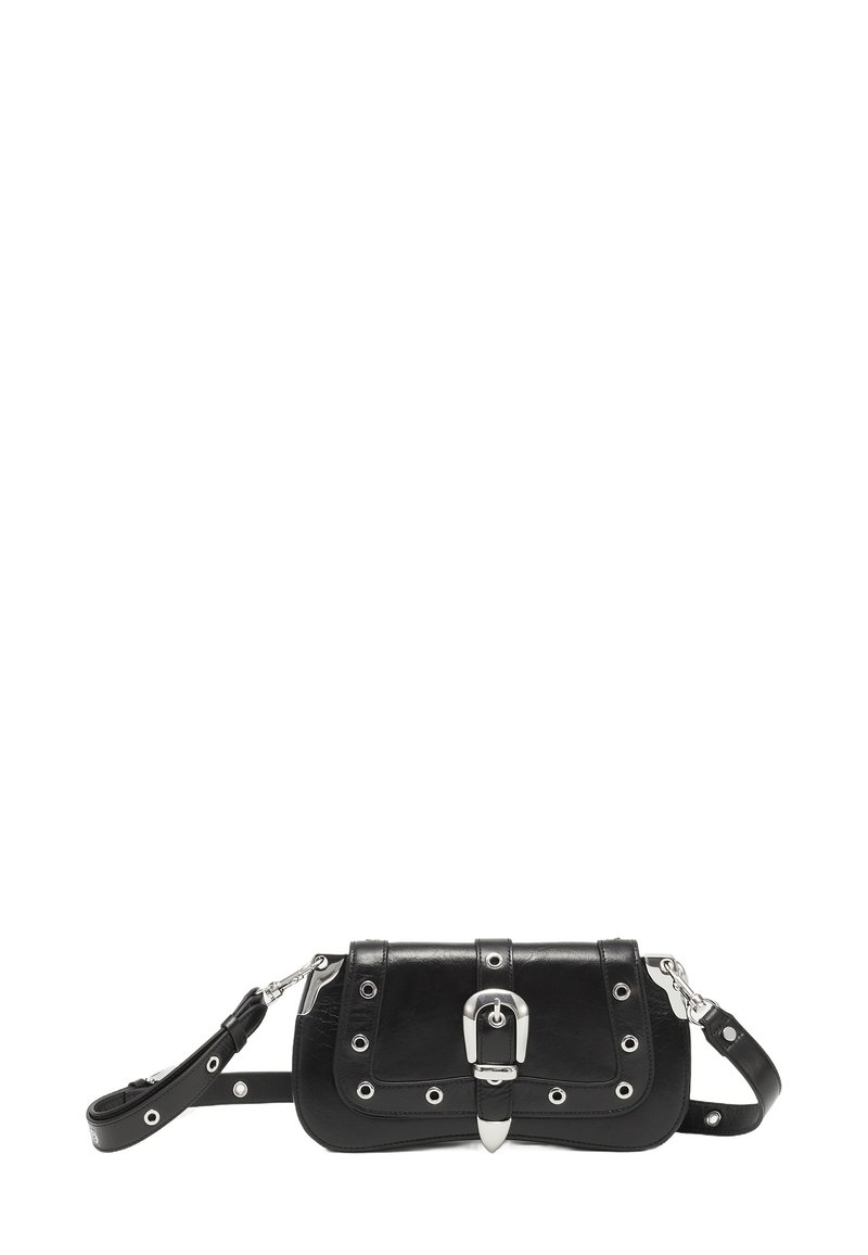 Schwarze Ledertasche mit einem umklappbaren Deckel, silbernen Beschlägen, runden Metallelementen und einem abnehmbaren Tragegurt; rechteckige Form mit strukturiertem Finish.