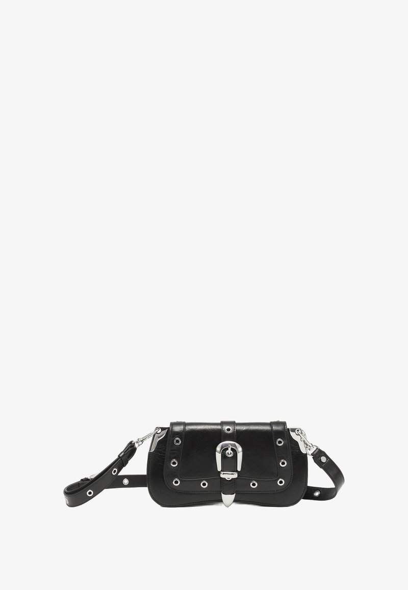 Schwarze Ledertasche mit einem umklappbaren Deckel, silbernen Beschlägen, runden Metallelementen und einem abnehmbaren Tragegurt; rechteckige Form mit strukturiertem Finish.