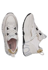 Sneakers bianchi con accenti neri, dettagli dorati e elementi testurizzati. Presentano una punta tonda e una suola decorata. Design con lacci.