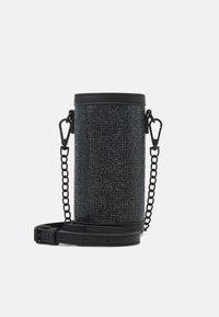 Borsa cilindrica nera ricoperta di scintillanti strass, dotata di una tracolla a catena rimovibile, superficie testurizzata e dettagli in pelle.