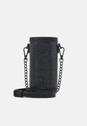 Sac cylindrique noir recouvert de strass scintillants, doté d'une bandoulière chaîne amovible, d'une surface texturée et d'accents en cuir.