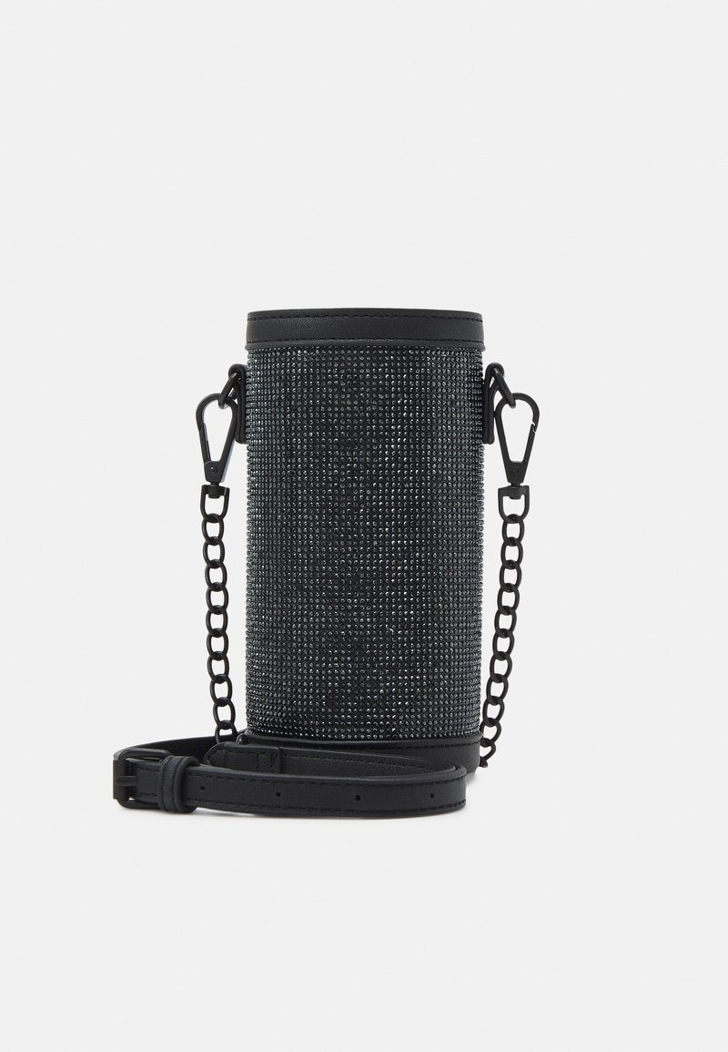 Bolso cilíndrico negro cubierto de brillantes rhinestones, con una correa de cadena desmontable, superficie texturizada y detalles en cuero.