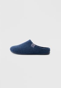 Ciabatta in felt blu, con forma arrotondata, superficie testurizzata e una piccola etichetta con logo sul lato. Suola in gomma flessibile.