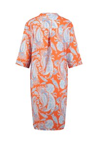Vestido naranja con patrón de paisley floral azul, mangas cortas y apertura tipo ojal en la parte posterior. Hecho de una tela ligera.