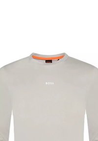 Lys grå langermet skjorte med rund hals. Har en kontrastfarge oransje indre krage og hvit "BOSS" logo foran.