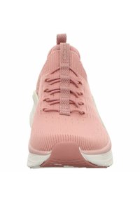 Růžová pletená atletická bota s texturovaným svrškem, elastickými tkaničkami a bílou podešví. Obsahuje poutko na zadní straně pro snadné obouvání.