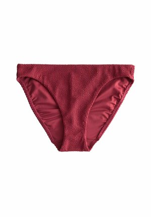 Bordeauxroter strukturierter Bikini-Slip mit einem gerippten Muster und glatter Innenseite, flach auf weißem Hintergrund liegend.
