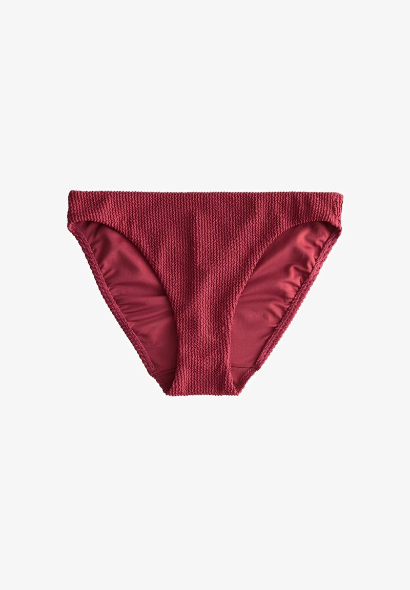 Bas de bikini texturé couleur bordeaux avec un motif côtelé et une doublure intérieure lisse, posé à plat sur un fond blanc.