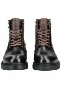Braune Leder-Ankle-Boots mit glatter Oberfläche, runder Zehenpartie und Metallösen. Ausgestattet mit braunen Schnürsenkeln und einer robusten schwarzen Gummisohle.
