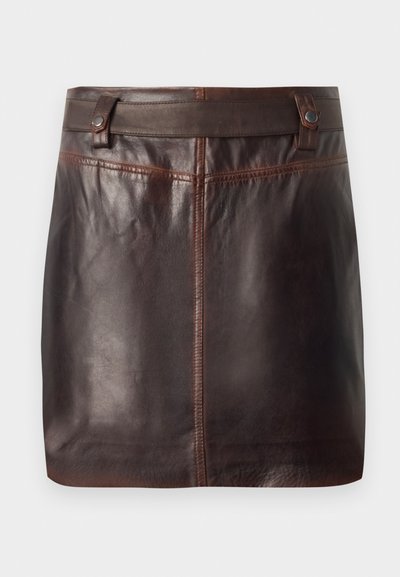 Saia mini em couro castanho escuro com uma cintura larga, apresentando dois passadores de cinto segurados por botões de metal.
