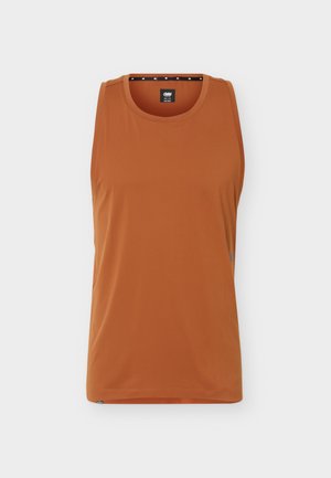 Bez rękawów sportowy top w kolorze spalonym pomarańczowym z okrągłym dekoltem i małą czarną metką marki wewnątrz kołnierza.