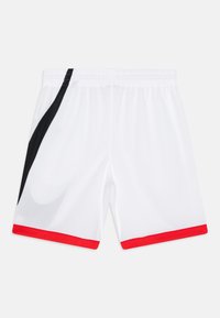 Vita idrottsshorts med en svart sidopanel och en röd nederdel, med en elastisk midja och ett lätt, ventilerat material.