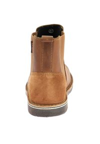 Botas de cuero marrón hasta el tobillo con paneles laterales elásticos, un tacón de ante texturizado y una suela blanca en contraste. Etiqueta de tamaño 37 visible en el interior.