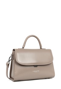 Sac à main en cuir beige avec une forme structurée, une anse supérieure et une bandoulière détachable. Dispose d'une fermeture à rabat et d'un détail logo.