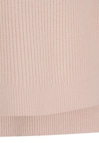 Hellrosa Strickpullover mit einem strukturierten Rippenmuster, einem sanften Finish und einem kontrastierenden glatten Saum am unteren Ende.