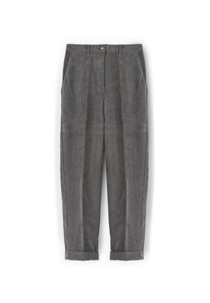 Harmaat veluurihousut pystysuorin raitoin, joissa on rento istuvuus, etutaitokset ja käännetyt lahkeet viimeisteltyä ilmettä varten.