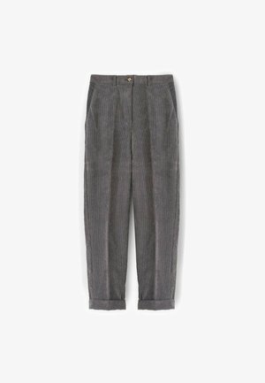 Harmaat veluurihousut pystysuorin raitoin, joissa on rento istuvuus, etutaitokset ja käännetyt lahkeet viimeisteltyä ilmettä varten.