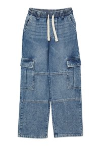 Pantaloni cargo in denim di colore azzurro chiaro con vita elastica, lacci e due tasche laterali. Presenta tasche cargo più grandi sulle gambe.