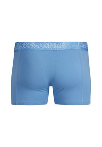 Lichtblauwe boxershorts met een patroon op de elastische tailleband met het label "JACK&JONES." Gemaakt van zachte stof en heeft een aansluitend ontwerp.
