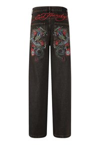 Jeans de mezclilla negra con bordados de dragón coloridos en los bolsillos traseros y un logo rojo bordado en la cintura. Diseño de pierna ancha.