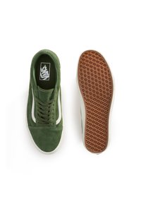 Grüne Wildleder-Hochtop-Sneaker mit weißen Seitenstreifen, runder Zehenpartie, verstärkten Ösen und einer strukturierten braunen Gummisohle.