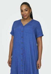 ONLY Carmakoma CARNEWDENIZIA SS CALF  - Rochie tip cămașă - dazzling blue