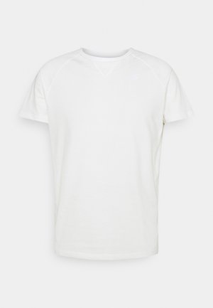 Weißes Kurzarm-T-Shirt mit Rundhalsausschnitt und Raglanärmeln. Hergestellt aus einem Baumwoll-Mischgewebe mit glatter Textur und minimalem Branding auf der Brust.