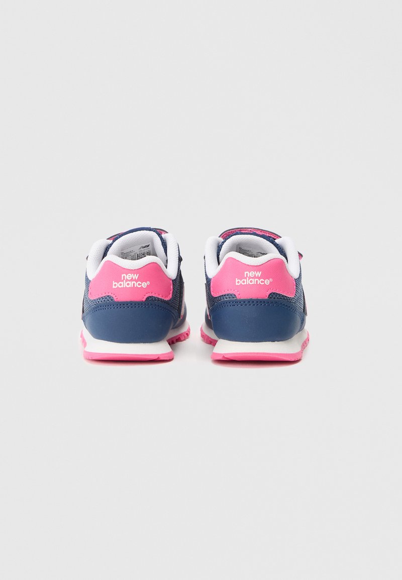 Zapatillas deportivas en azul y rosa con una suela acolchada, parte superior de malla y un logo prominente en el talón, con acentos de color contrastantes.
