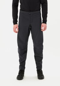 Zwarte, lichtgewicht broek met een rechte snit, voorzien van meerdere zakken en een soepele, gestructureerde afwerking. Ontworpen voor buitensporten.