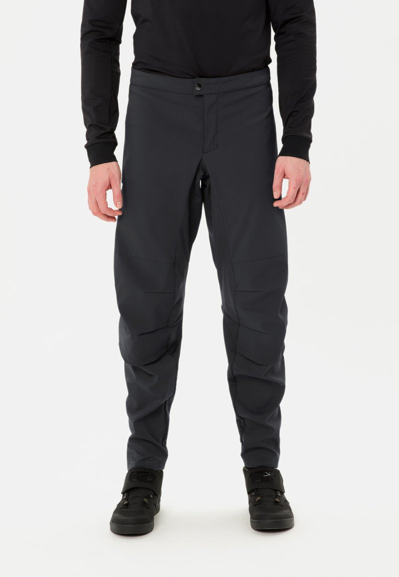 Zwarte, lichtgewicht broek met een rechte snit, voorzien van meerdere zakken en een soepele, gestructureerde afwerking. Ontworpen voor buitensporten.