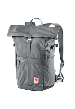 Sac à dos gris à rabat supérieur avec une poche zippée à l'avant, des bretelles réglables et un patch logo ; fabriqué en nylon durable et texturé.