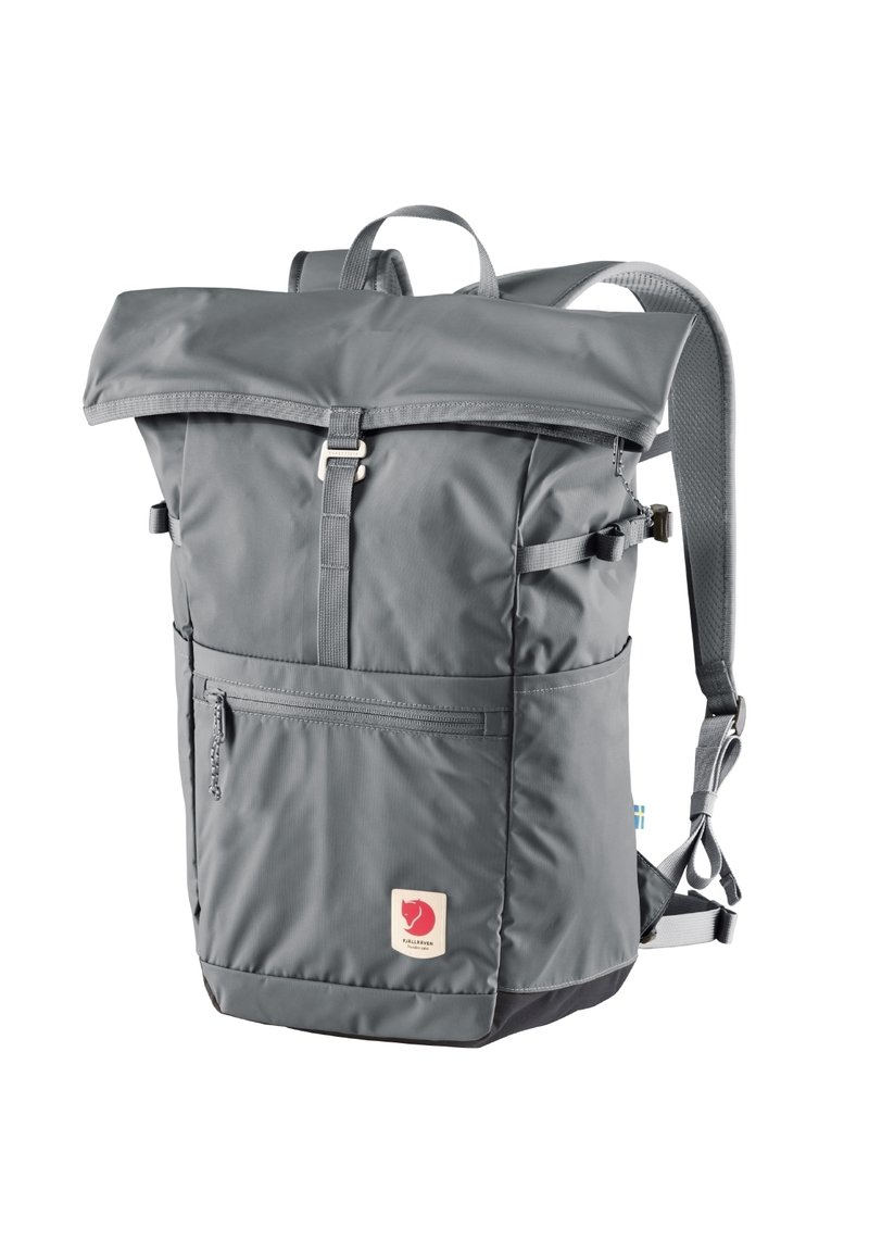 Zaino grigio con apertura a rotolo, tasca frontale con zip, spallacci regolabili e patch con logo; realizzato in materiale nylon resistente e textured.