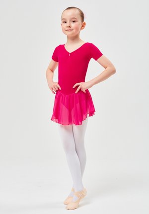 Rosa Ballettkleid mit kurzen Ärmeln und einem geschichteten Organza-Rock, kombiniert mit weißen Strumpfhosen und weichen, hellrosa Ballettschuhen.