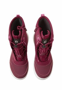 Bordeauxfarbene High-Top-Schuhe aus synthetischem Material, ausgestattet mit elastischen Schnürsenkeln, Zugschlaufen und einer weißen Gummisohle. Strukturierte Oberfläche mit Logodetail.
