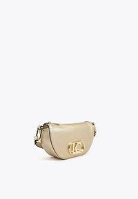 Borsa in metallo dorato con forma arrotondata e un logo dorato prominente sulla parte anteriore, esposta su uno sfondo bianco semplice.