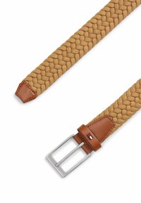 Ceinture en tissu tressé beige avec des accents en cuir marron et une boucle rectangulaire en argent. Présente un patch de logo près de la boucle.