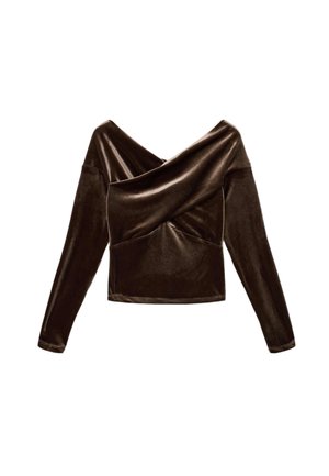 Bruine top met lange mouwen en een gedrapeerde halslijn, gemaakt van zacht fluweel. Heeft een aansluitend ontwerp en een gladde textuur.