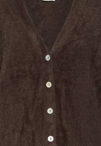 Brun fuzzy cardigan med V-ringning, försedd med sex rund pärlliknande knappar framtill. Mjuk textur och varm look.