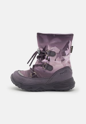 Lila Winterstiefel mit Zugbandverschluss, synthetisches Obermaterial, strukturierte Akzente und eine Gummisohle mit einem detaillierten Profilmuster.