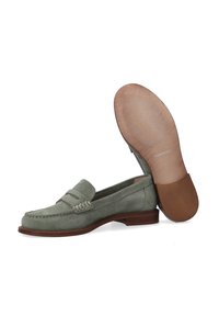 Grüne Wildleder-Lederschuhe verfügen über einen niedrigen Absatz, gestickte Details und eine glatte Ledersohle. Das Design ist klassisch mit einem bequemen Sitz.