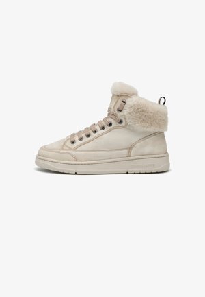 Høje sneakers i beige læder med en blød pelskrave, runde snørebånd, metaløjer og en tekstureret gummisål.