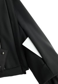 Crna jakna od glatkog materijala, s džepom na rajsferšlus koji djelomično otkriva bijelu karticu i detalj gumba na rukavu.