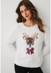 Witte, pluizige trui met een rendiergezicht versierd met pailletten en een roze strik, met lange mouwen en een ronde hals.