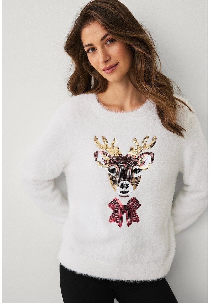 Witte, pluizige trui met een rendiergezicht versierd met pailletten en een roze strik, met lange mouwen en een ronde hals.