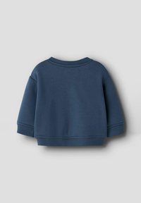 Felpa blu scuro con collo rotondo, maniche lunghe e polsini a costine. Presenta una consistenza morbida e un design semplice e privo di decorazioni.
