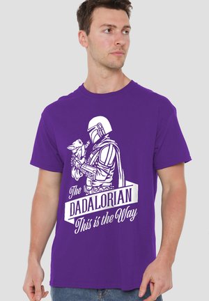 Star Wars STAR WARS FATHER'S DAY THE DADALORIAN MANDALORIAN - Print T-shirt - purple