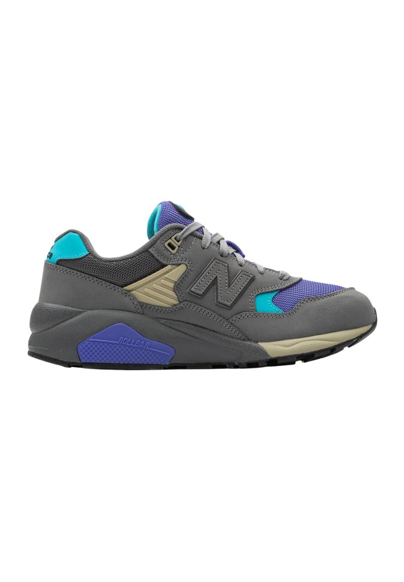 Sneaker grise avec des accents violets, turquoise et beiges. Comprend des matériaux en maille et en suédine, un laçage et une conception de semelle intercalaire supportive.